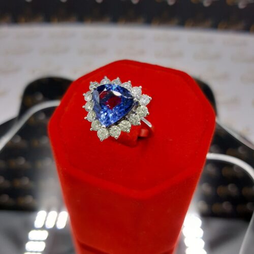 Anello in oro con diamanti e tanzanite