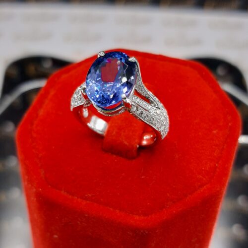 Anello in oro con diamanti e tanzanite