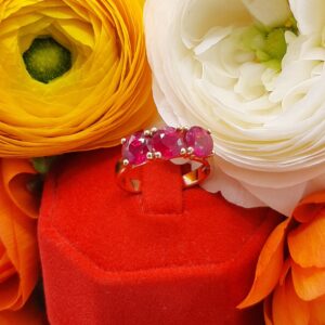 Anello in oro con rubini