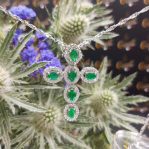 Pendente croce in oro con smeraldi e diamanti