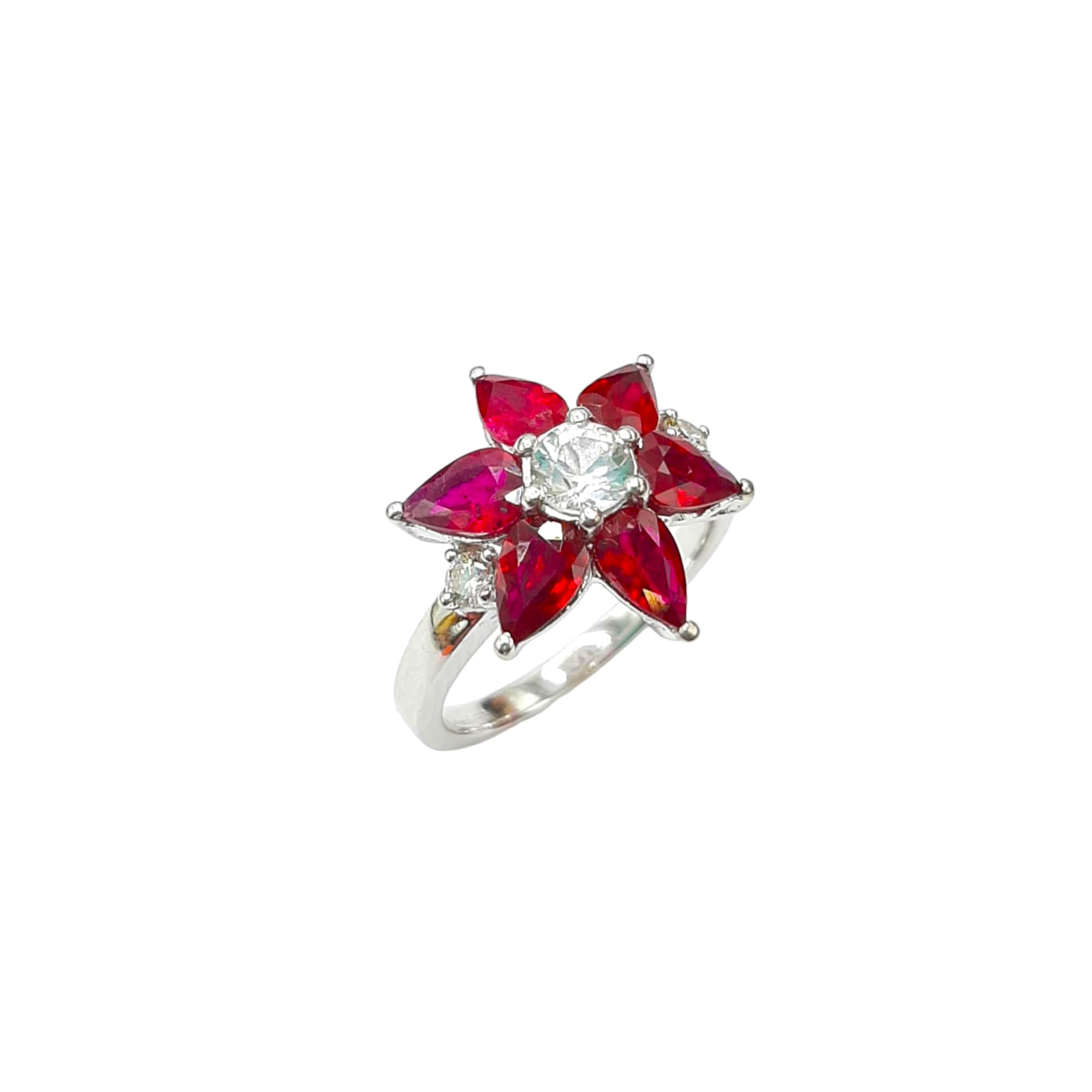 Anello in oro con rubini, zaffiro e diamanti brown